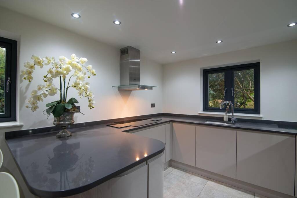 Luxury Coach House Next To Woodland In Knutsford Villa Exterior photo
