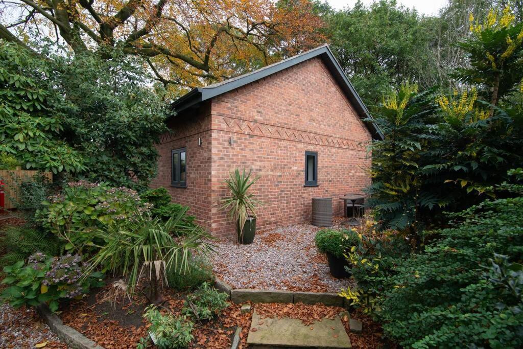 Luxury Coach House Next To Woodland In Knutsford Villa Exterior photo