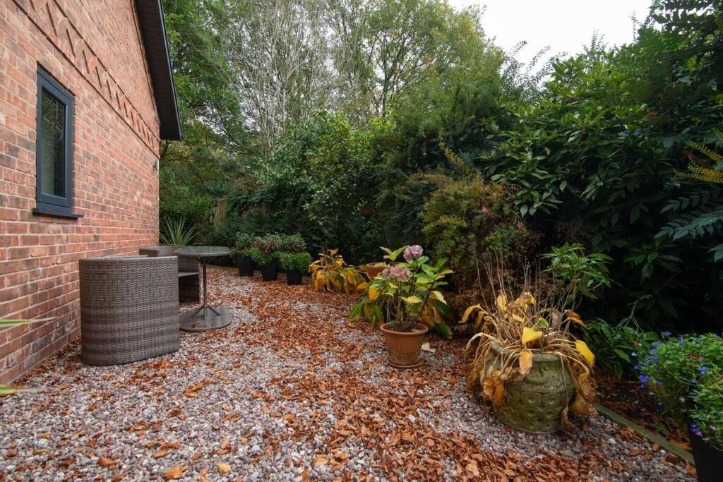 Luxury Coach House Next To Woodland In Knutsford Villa Exterior photo