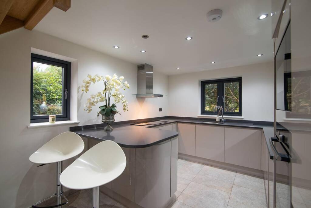 Luxury Coach House Next To Woodland In Knutsford Villa Exterior photo