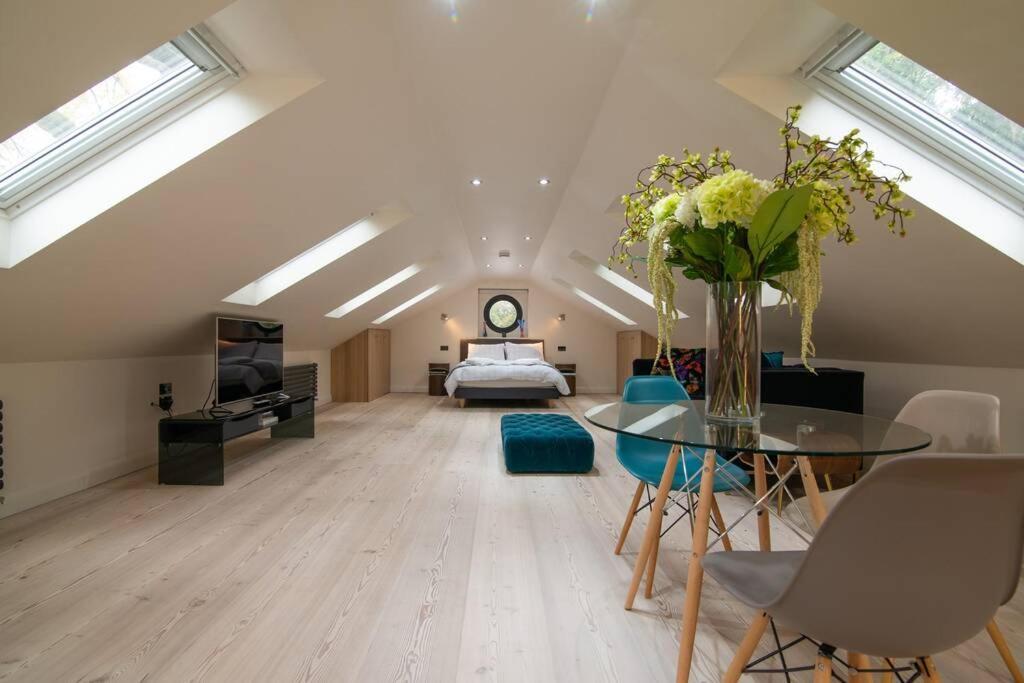 Luxury Coach House Next To Woodland In Knutsford Villa Exterior photo