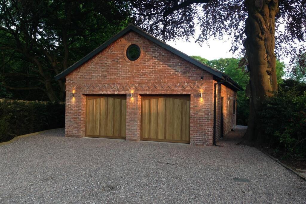 Luxury Coach House Next To Woodland In Knutsford Villa Exterior photo