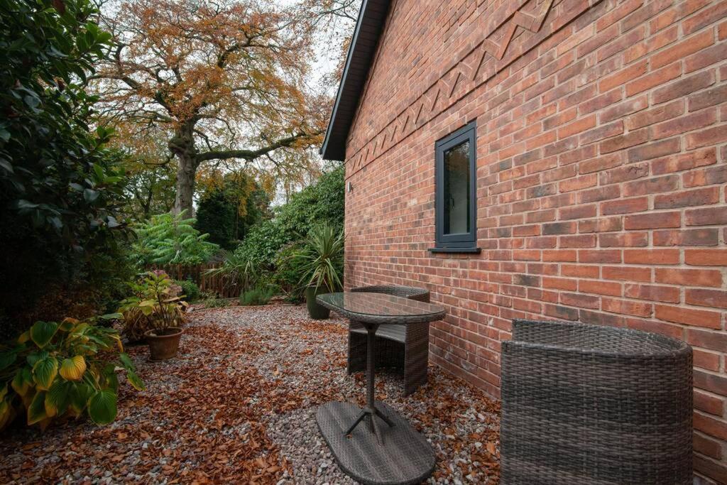 Luxury Coach House Next To Woodland In Knutsford Villa Exterior photo