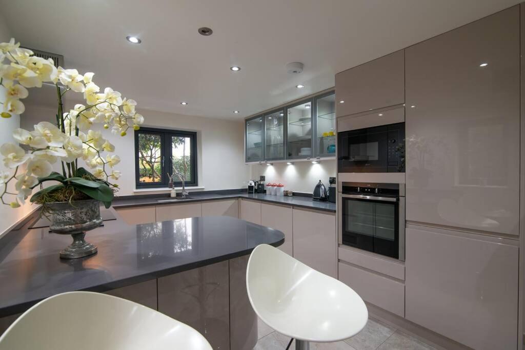Luxury Coach House Next To Woodland In Knutsford Villa Exterior photo